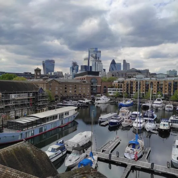 Amazing location 1 BD flat on St Katharine's Docks, hotel v Londýně