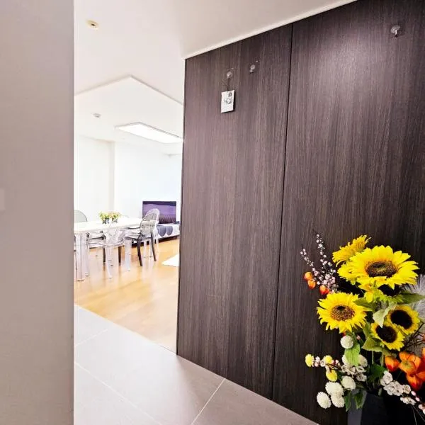 2 minutes run to the sea only 152m, special benefit of Spa Waterpark 195m away, hotel din Busan