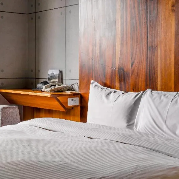 CHECK inn Express Taichung Fengchia, hotel di Taichung