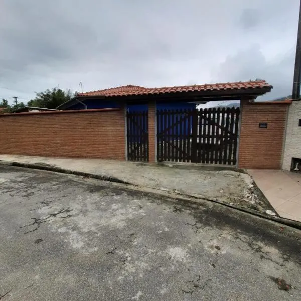 Casa do Zeca Próxima a praia da Cocanha com wifi - área gourmet 35 m2 - Localização imbatível, hotel in Caraguatatuba