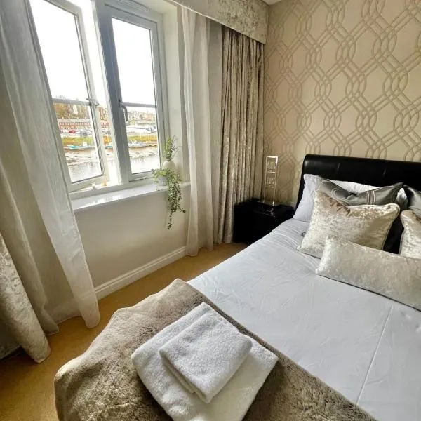 Majestic, modern & spacious harbour-view apartment with parking, hotel v destinaci Whitby