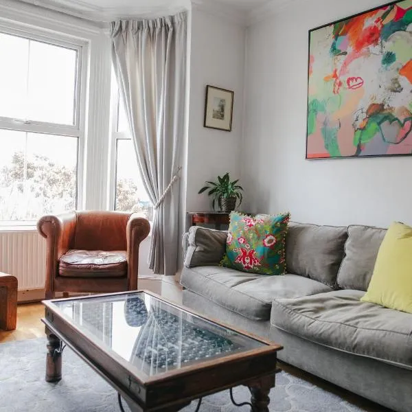 Victorian Terraced House in Salisbury; 3 bedrooms, hotel in Salisbury
