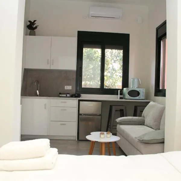 Pirgos Warm Studio for 3 by MPS, hotel v destinaci Pyrgos
