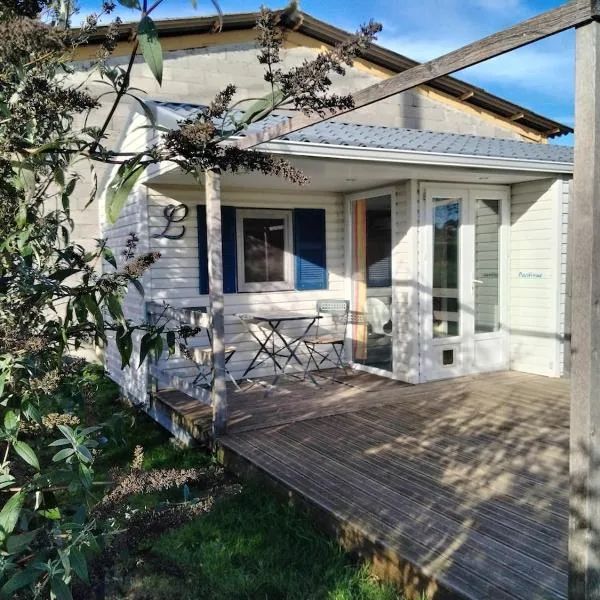 Mobilhome with terrace, hotel v destinaci Saint-Pardoux-Corbier