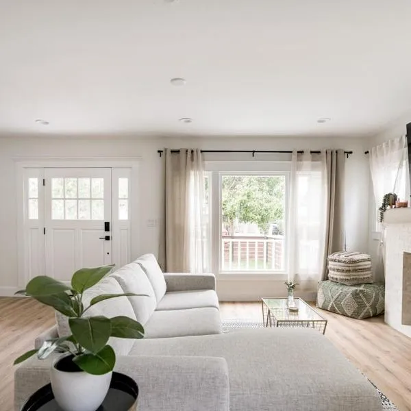 Charming Hollywood Bungalow with Private Parking, hotel en Los Ángeles