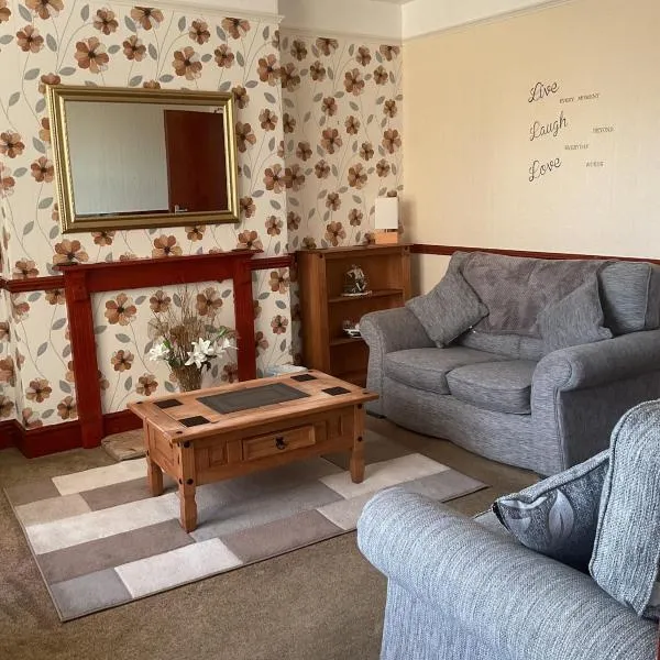 Shirleys apartment, hotel in Rhyl
