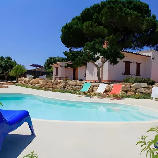 Villa Due Pini con piscina privata，阿爾卡莫的飯店