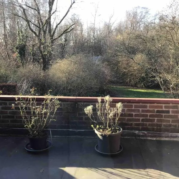 Entire first floor, kitchen, bathroom, roofterrace, 1 or 2 bedrooms for 1 to 5 guests, hotel v destinaci Buggenhout