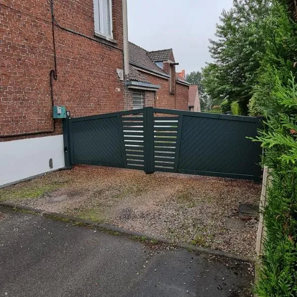 Spacieux duplex avec parking privé, hotel en Wattignies