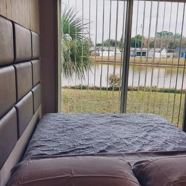 Lakeview Tiny House Near Airport & Universal Studios, hotel v destinaci Kissimmee