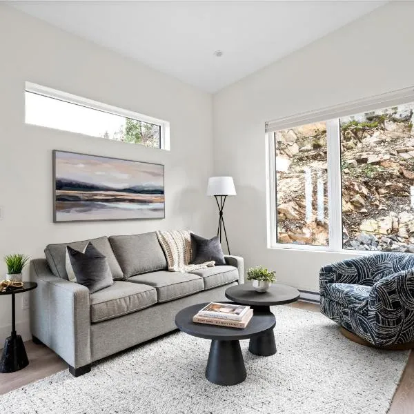 Mountain Suite - Fully Equipped Kitchen - Heated Bathroom Floor - Ocean View Fire Pit - WD, hotel en Nanaimo
