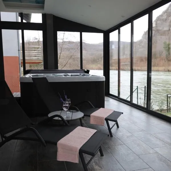 Villa Mali Vuk - Riverside Spa & Jacuzzi, hotel u gradu Banjaluka