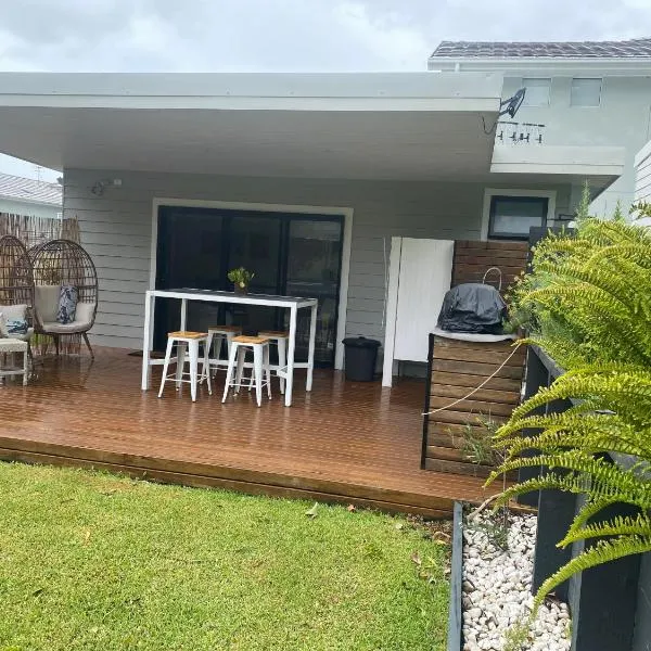Golf Course & Beach Stay Self-Contained Guest House, hotel v destinaci Nelson Bay