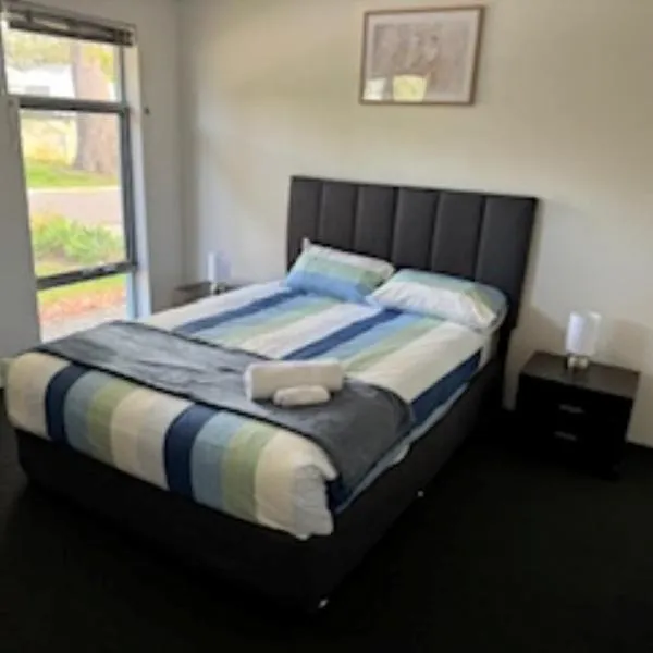 Luxury 4 bedroom house in Wellard only 30 minutes from Perth City, hotel in Wellard