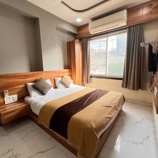 Bansuri hotel - opposite shreenathji temple just80mtr Walk l 1min away 966o9o1oo6, hotel v destinaci Nathdwara
