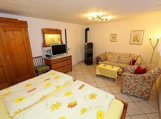 Haus Sütterlin, hotel v destinaci Neuenburg am Rhein