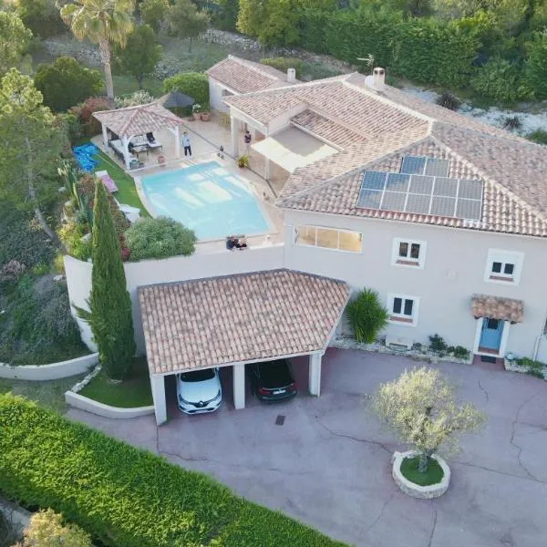 Magnifique villa avec piscine en Provence Verte, Hotel in La Roquebrussanne