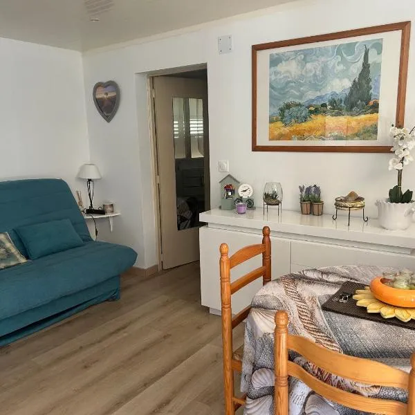 APPARTEMENT Studio neuf bas de villa Gorges du verdon à RIEZ, hotel in Riez
