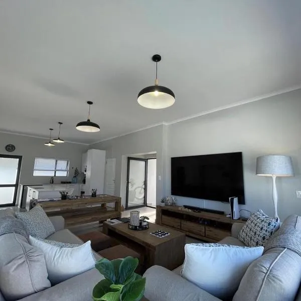 Luxury Paradise Getaway Pool & Wi-Fi, hotel en St Francis Bay