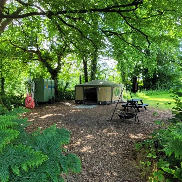 Cosy Glamping Yurt with log burner on our smallholding, ideal family getaway or romantic retreat, hôtel à Narberth