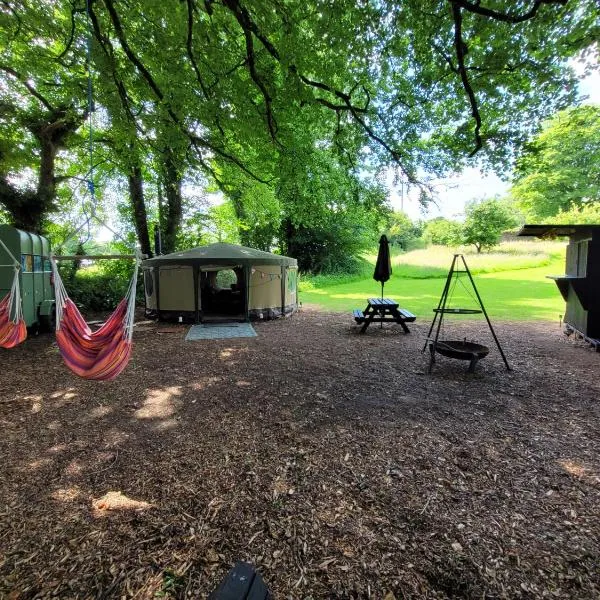 Cosy Glamping Yurt with log burner on our smallholding, ideal family getaway or romantic retreat, hotel v destinaci Narberth