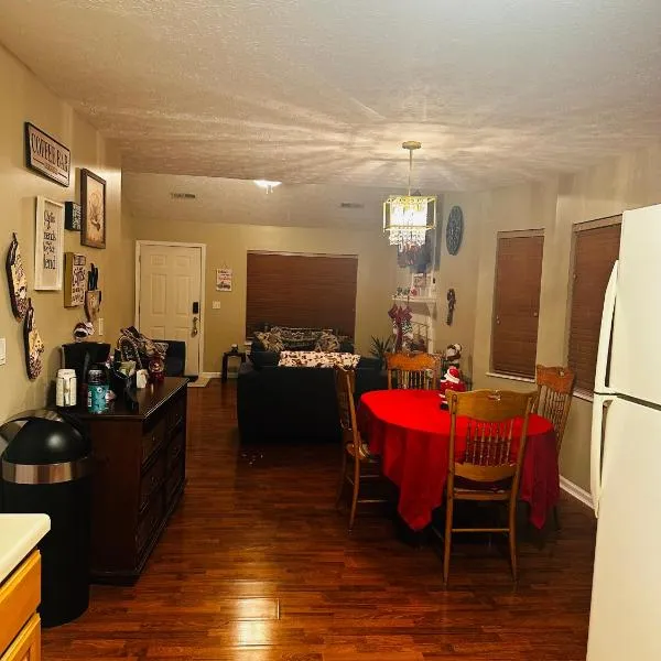 Riverside Escape King Suite, and Queen Suite., hotel in Sevierville