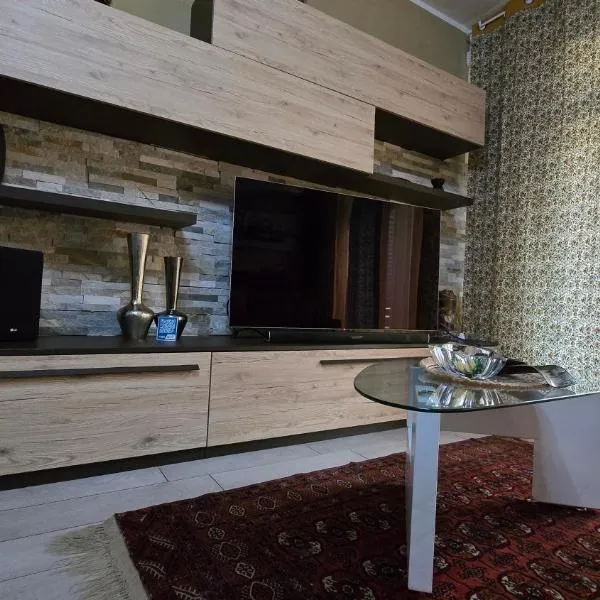 VARESE PRIME - Stylish Apartment, AC, 2 Baths, 2 Covered Parking, Walk to City Centre, hotel in Varese