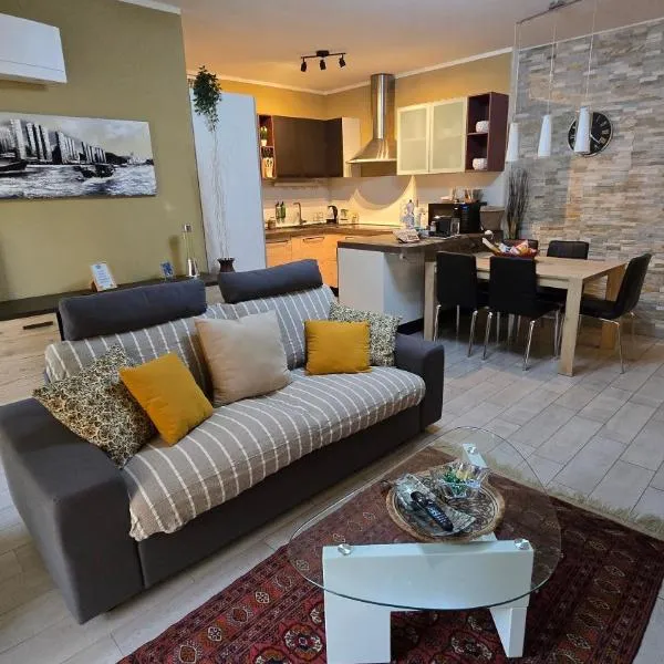 VARESE PRIME - Large independent Apartment, Air conditioning, 2 Bathrooms, 2 free covered Parking spaces, NO restricted traffic zone, Train Station 100m, Theatre 150m, Historic City Centre、ヴァレーゼのホテル
