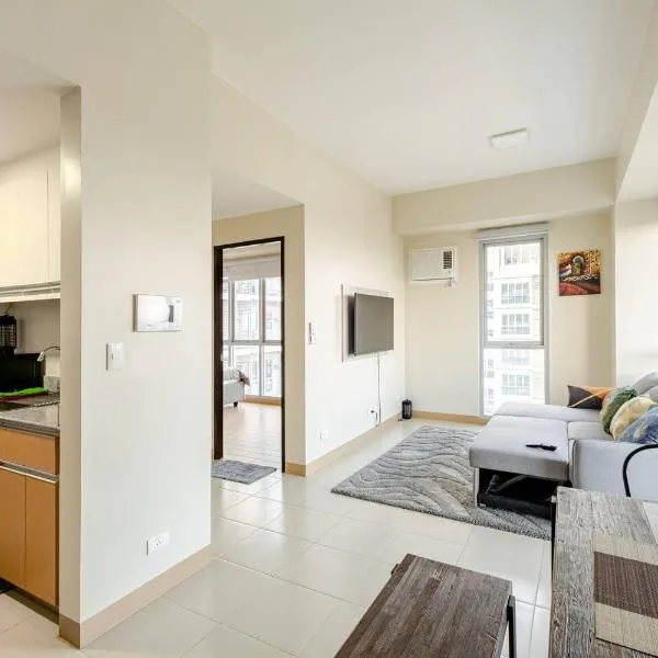 Luxury Corner Suite 1 Bedroom plus Den Top Floor Birds Eye View Spacious 668 square Feet, hotel in Iloilo City