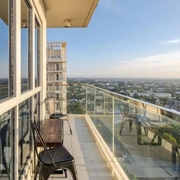 Rare Top Floor Luxury Corner Suite 1 Bedroom plus Den 668 sq ft Aerial View，位于伊洛伊洛的酒店