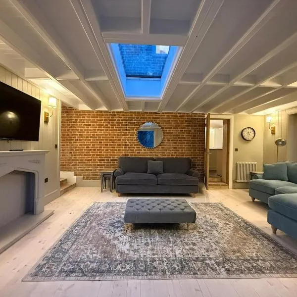 Rose Cottage, Luxury cottage, sleeps 16, hotel in South Raynham