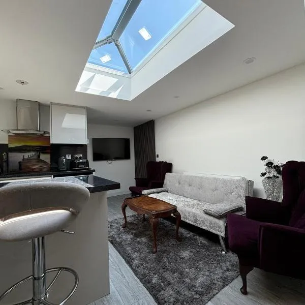 Exquisite 2 Bedroom Fully Furnished Annex, hotel in Bradenham