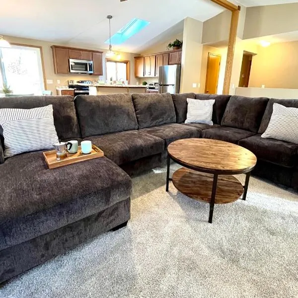 Valley View Home with Game Room, & Exclusive Beach & Pool Access, hotel v destinaci New Rome