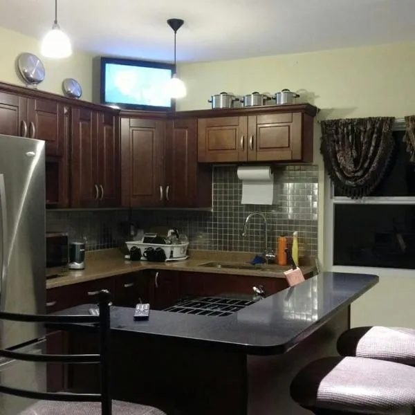 Zeus Estate Guest House 2, hotel in Grays Hill
