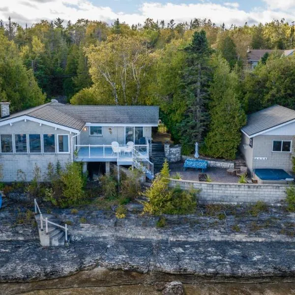 Sunrise Retreat HOT TUB AC Georgian Bay, отель в городе Лайонс-Хед