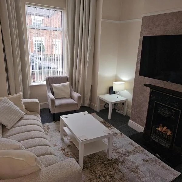 -Sleeps 10 People Spacious House -Fast Free WiFi -Free Parking -Contractor Friendly, hotel v Manchesteru
