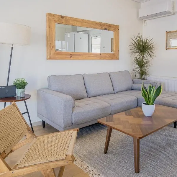 Casa Acropolis - Stunning 3Br Apt with Private Terrace, hotell i Athen