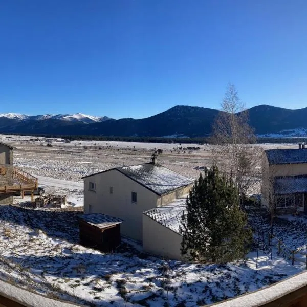 appartement avec vue sur le lac et les montagnes, hotel in Les Angles