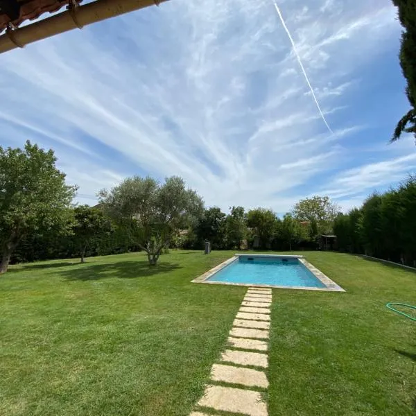 Studio en Provence avec piscine, hotel in La Barben