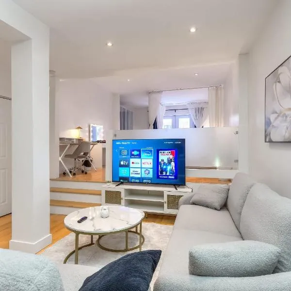 Take a break in a modern loft on the plateau Walk score 99、モントリオールのホテル