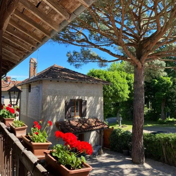 Maison de charme, Maison carrée, hotel v destinaci Joyeux