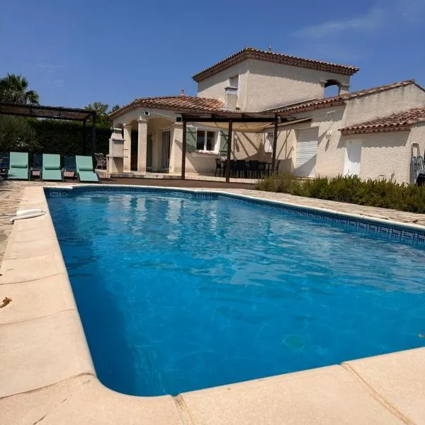 Village villa, private pool, canal du midi, hotel in Argens Minervois