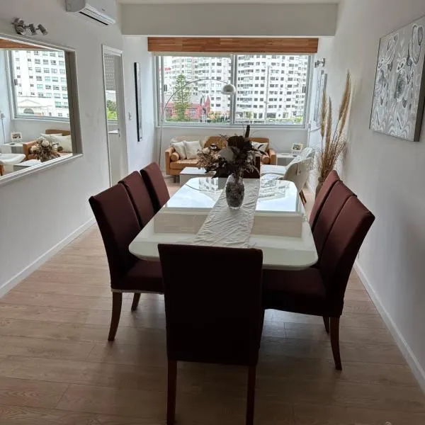 Enfrente al mar Servicio de playa Limpieza diaria Estacionamiento Sábanas y toallas Gimnasio Recepción 24 hs A pasos del puerto y Gorlero, hotel in Punta del Este