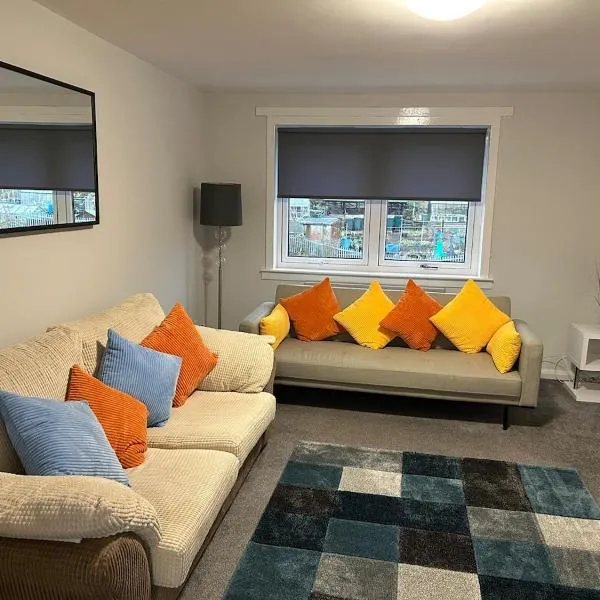 Spacious two bedroom apartment, entire place, ξενοδοχείο σε Greenock