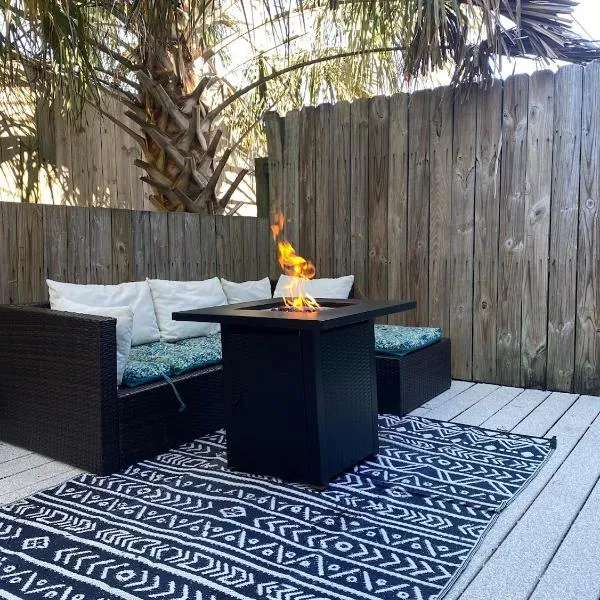 Full townhouse near Shem Creek & Downtown with Hot Tub, hotel v destinaci Charleston