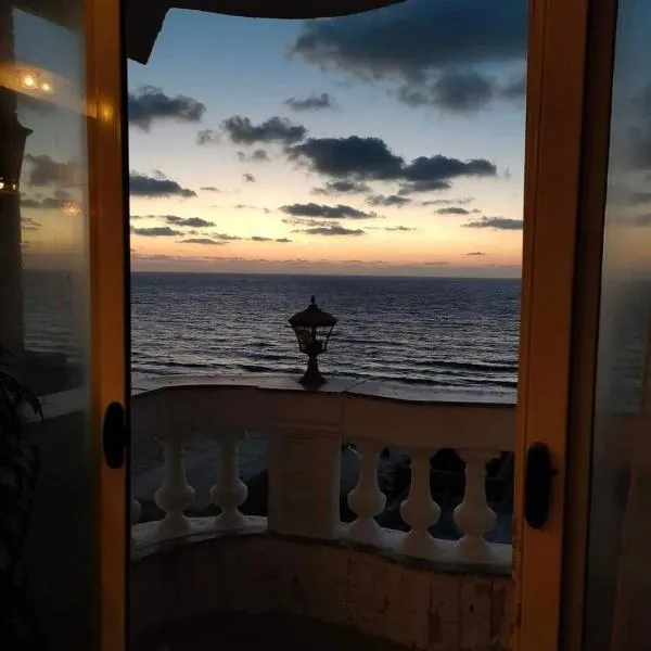 شقة فندقية بغرفتي نوم فيو بحر كامل اسكندرية, hotel di Alexandria