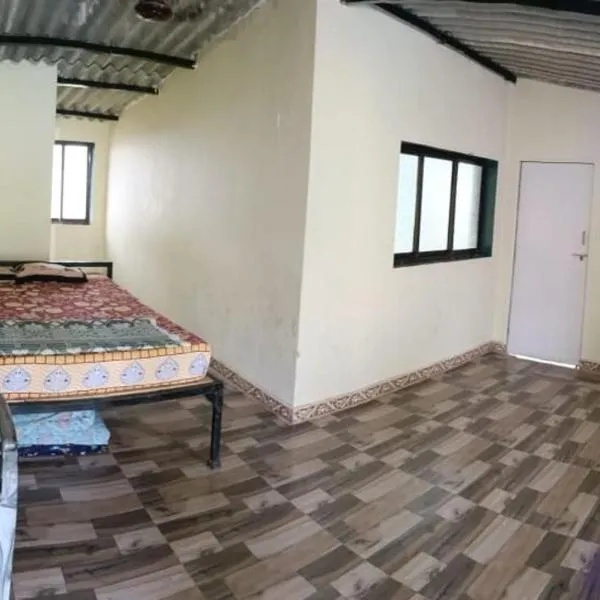 Pranjal Guest House, hotell sihtkohas Diveagar