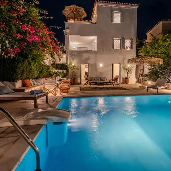 The Villa Evita Stunning View with private pool, hotel v destinaci Spetses