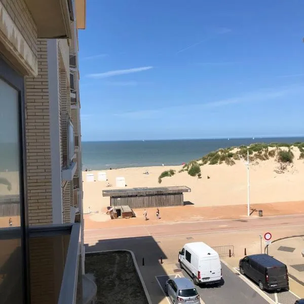 Two bedroom apartment with side sea view, hotel in Koksijde
