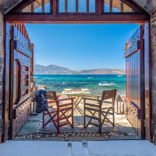 Gorgeous Apt in front of the Sea at Klima Milos, hotel v destinaci Klima